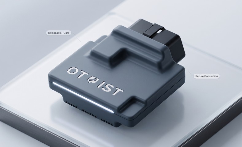 Otoist OBD-II cihazının yakın çekimi — kompakt gövdesi, durum LED'i ve OBD-II konektörü görünüyor